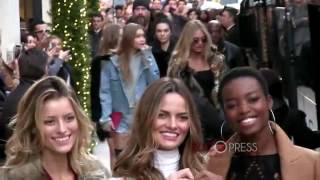 Las ángeles de Victoria's secret colapsan las calles de Paris