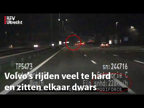 Verkeerspolitie: spelen de bestuurders van deze Volvo's een spelletje of hebben ze ruzie?