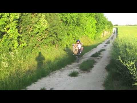 dirt bike ds les champs de ble et paff sa fait des picpic