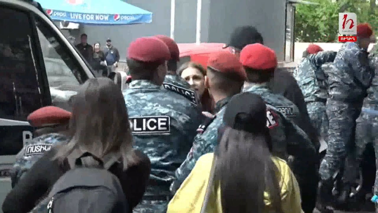 Ոստիկանները բիրտ ուժ կիրառելով բերման ենթարկեցին երիտասարդներին