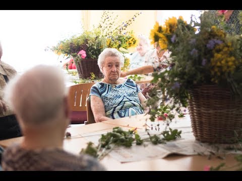 Mariä Himmelfahrt: Senioren binden traditionelle Kräuterbüschel