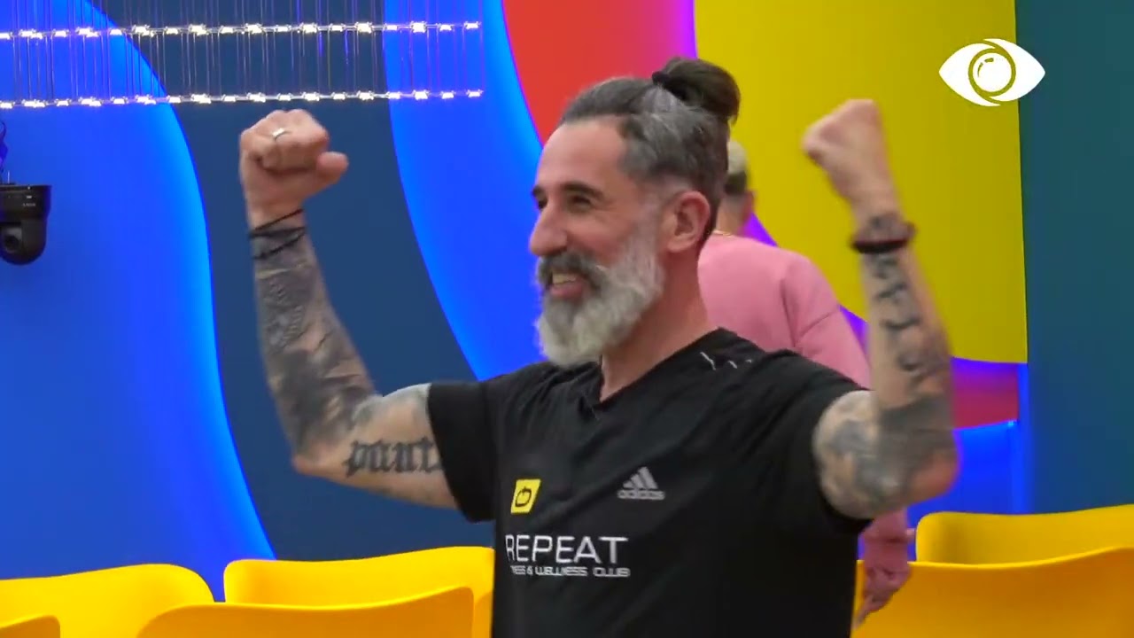 Trajnerët ndihmojnë banorët të stërviten në living