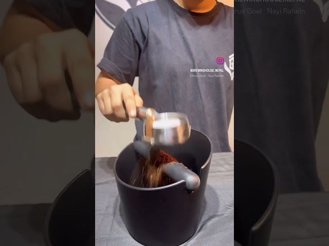 Vídeo relacionado con Coffee Knock Box, Coffee Grind Knock Box, Contenedor de Recolección de Posos de Café de Pie Comercial para Restaurantes Hogar Cocinas