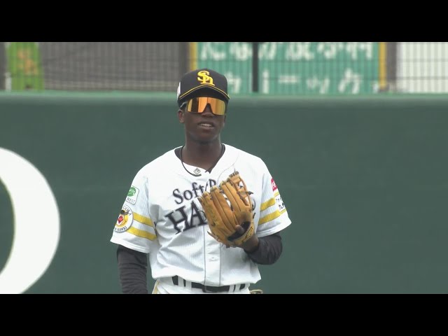 【ファーム】肩で魅せる!! ホークス・イヒネイツアが三遊間の深い打球を処理し好送球でアウトを奪う!! 2024年4月11日 福岡ソフトバンクホークス 対 オリックス・バファローズ