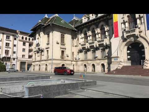 Noul prefect de Dolj dl Dan Narcis Purcarescu si Mercedesul pe care il parcheaza in Piata Mihai Vite