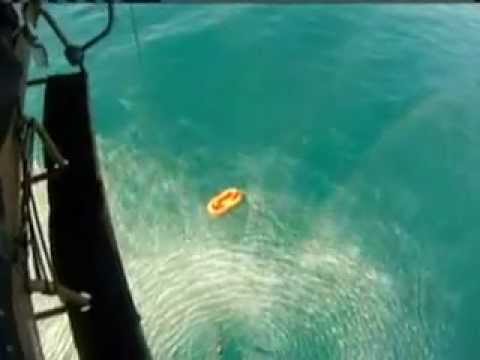 Em Cabo Frio, Esquadrão da Força Aérea 3°/8° GAV treina resgate na água.flv