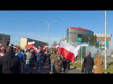 Marsz Niepodległości w Jastrzębiu Zdroju 2021. Odśpiewnie hymnu