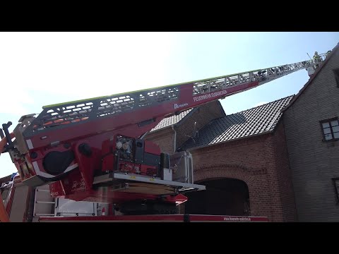 Abbrennen von Unkraut löst Dachstuhlvollbrand aus in Euskirchen-Elsig am 22.07.23 + O-Ton