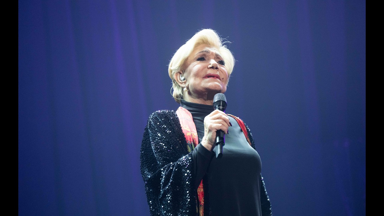 LIVE εικόνα: Σε εξέλιξη το λαϊκό προσκύνημα στη Μαρινέλλα, συγκινημένοι κόρη, εγγόνια, οι φίλοι της