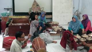 Download lagu COBA GAMELAN BARU. CAPING GUNUNG JENGGLENG Slendro. Gayeng tenan. Sanggar Dwija Laras Kediri. mp3