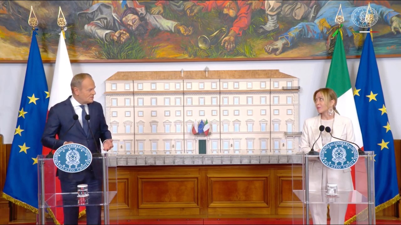 TUSK ELOGIA MELONI: "GRAZIE A LEI LA POLITICA EUROPEA È MIGLIORE: UN ESEMPIO DI SOLIDARIETÀ"