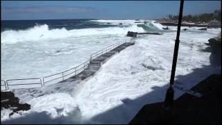 preview picture of video 'Fuerte temporal en Puerto de la Cruz - Tenerife'