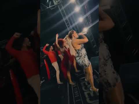 Yara Tchê cantando Cumplicidade com a galera de Salgadinho-PB | Central dos Desejeiros
