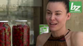 Senf oder Ketchup? Promi-Interviews am Wiener Würstelstand: Kerstin Lechner video