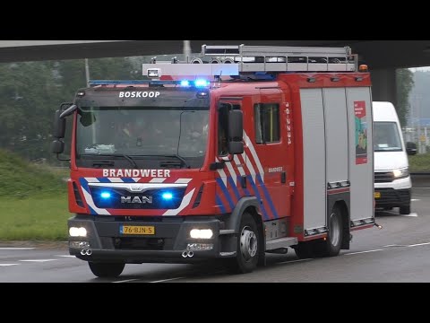 [GRIP 1] Vele Brandweer voertuigen met spoed naar een Zeer Grote Industriebrand in Bodegraven
