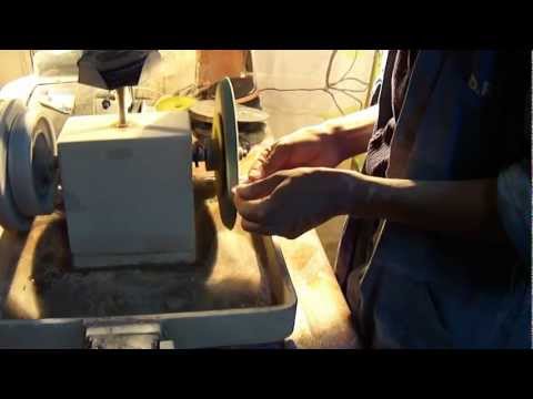 Polissage des Pierres Fines dans l'atelier de Norosoa