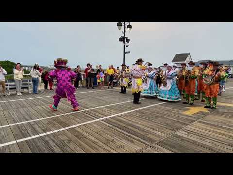 Greater Kensington string band on the Ocean City boardwalk play keep the sunny side up.￼