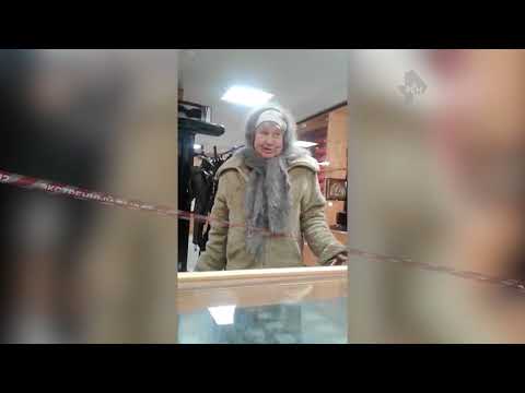 Бабушка в оружейном магазине выбирает ствол!