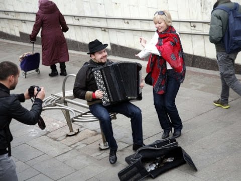 Russian famous accordion player earned more playing in metro than American famous violinist! (БАЯН!)