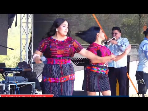 Bailarinas de La Súper Orquesta Toto luciendo traje de corte en Las Joyas  Zacualpa Quiché 2016