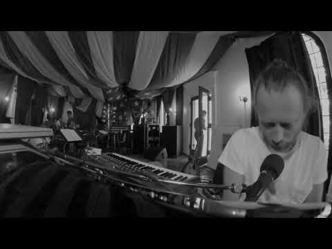 Unkle - Rabbit In Your Headlight (Thom Yorke in studio) HD