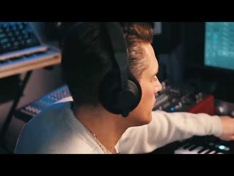 Watch Denis Horvat make a track from scratch. Full process revealed.