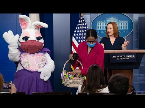 شاهد "أرنب الفصح" ينضم لمؤتمر البيت الأبيض ويوزع الحلوى…
