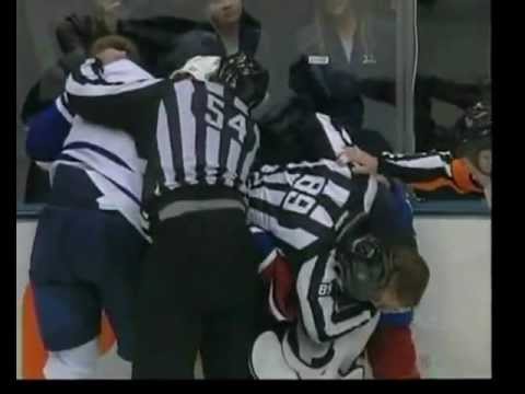 Hockeyfighters.cz   Mike Komisarek vs Travis Moen.wmv