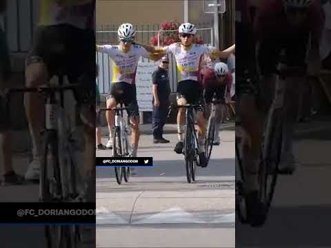 He's behind you! 🤣 This has to be one of the best cycling finishes of the year 🔥