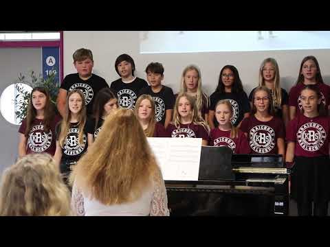 Schulchor beim Festakt zur Einweihung der Kraichgaurealschule in Sinsheim ...