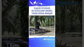Download lagu Terjebak Banjir Berjam-jam di atas Mobil, Pria Ini Sujud Syukur saat Tim Penyelamat Datang mp3