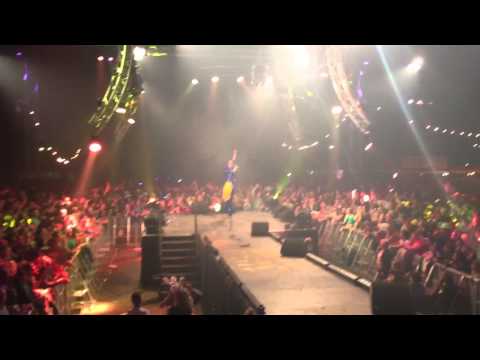 Eet veel bananen door Ronnie Ruysdael op Megapiratenfestijn in Nieuwleusen