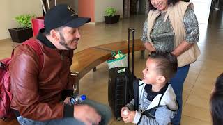 El Flaco de Los Recoditos cantándole a Un Niño Adiós Bye Bye