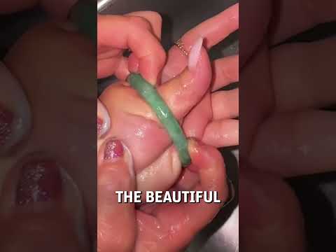 Vietnamese grandma forces on jade bracelet! 😮💎  -  🎥 rachelle.xox