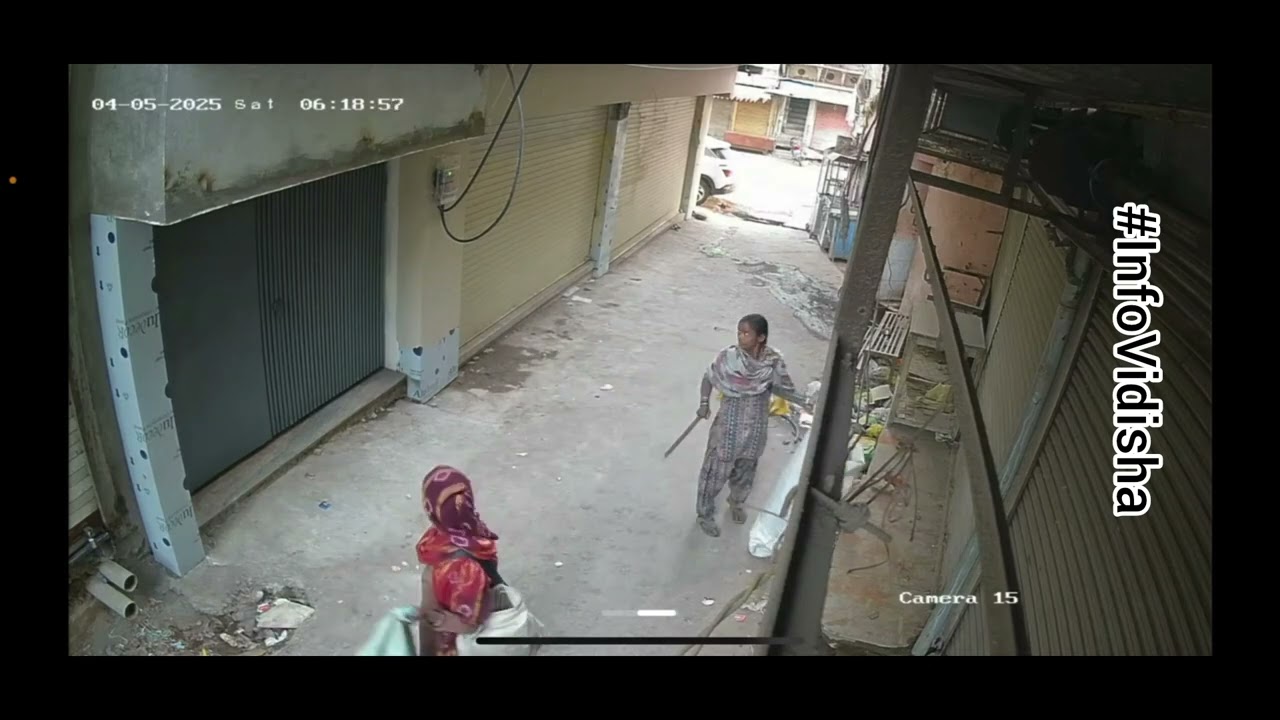 कचरा साफ करते करते चुटकियों घर का सामान साफ कर देती है यह महिलाएं,सावधान रहे ,सतर्क रहे.....