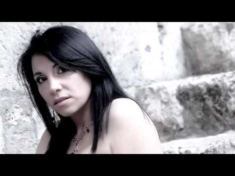 ANNA CALIENTE " Semp annascuso " Diretto da Enzo De Vito . Video Ufficiale