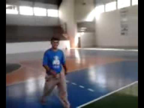 virar a bola por cima da rede de volei