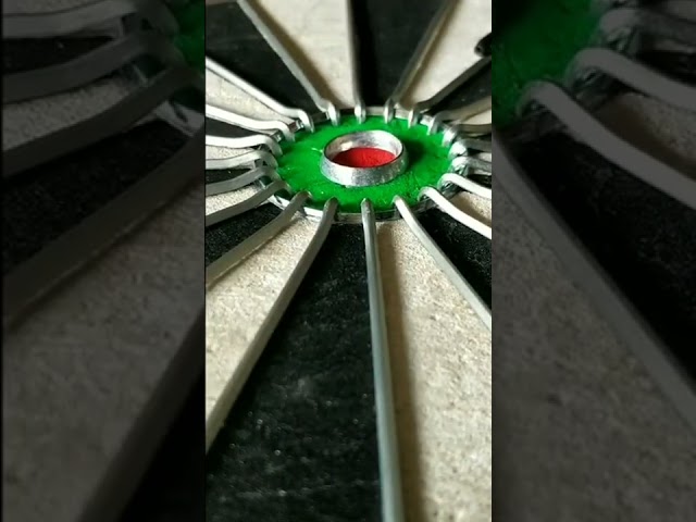 Vídeo relacionado con WINMAU Diamond Plus - Juego de diana profesional de cerdas con gabinete de dardos negro | 2 juegos de dardos, línea oche, tiza y toalla | Juego completo de tablero de dardos y equipo de dardos para el