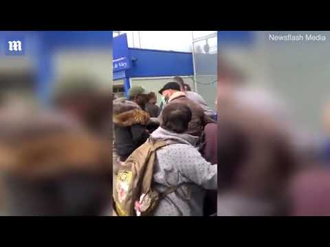 Francia - In un supermercato di un quartiere parigino si litiga per la distanza di sicurezza