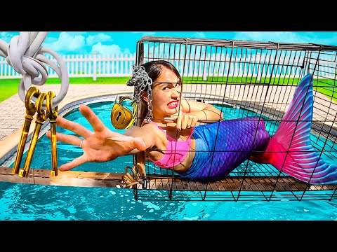 Die Meerjungfrau ist in einem Käfig in einem grünen Pool voller Krokodile gefangen