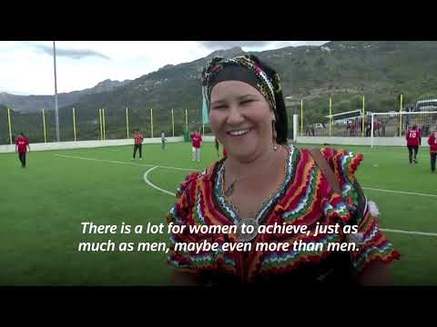 阿爾及利亞婦女在足球比賽中爭取權利。 (Algerian women push for rights at soccer tournament)