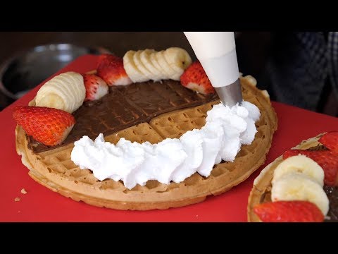 Waffle e crepe de morango e banana - comida de rua coreana