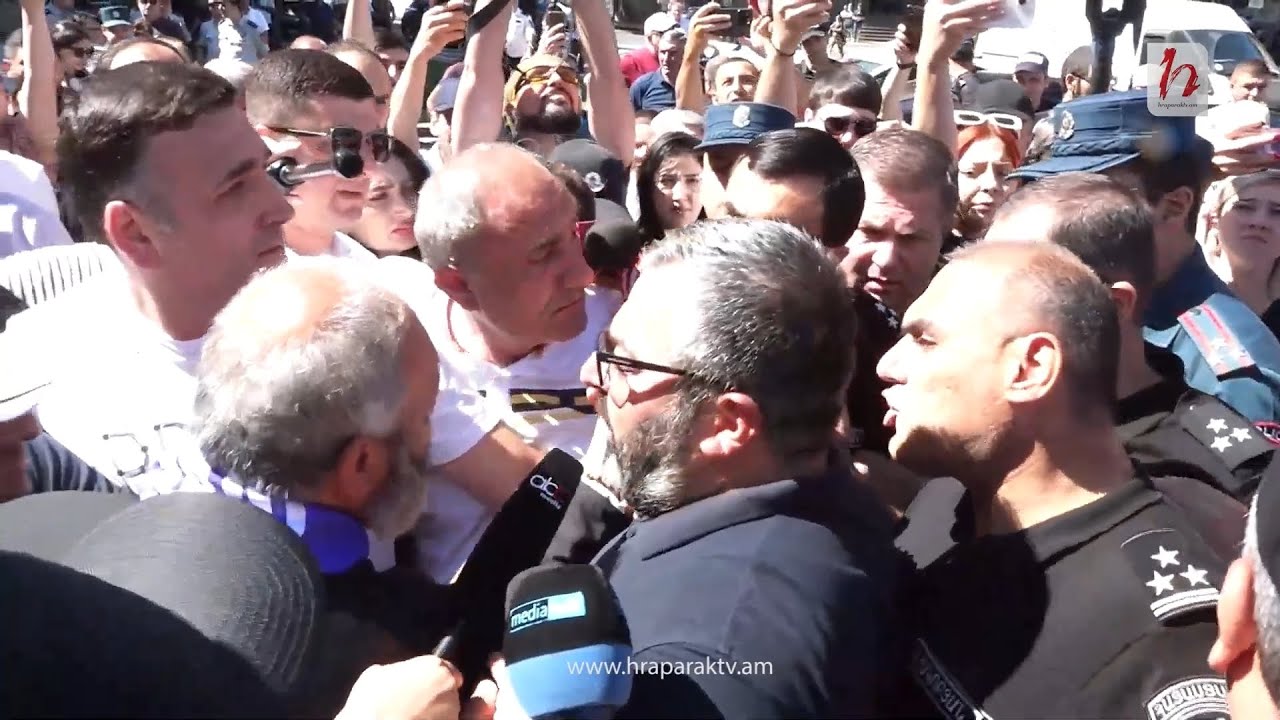 Իրավիճակը Կառավարության շենքի մոտ լարվեց. լեզվակռիվ սկսվեց