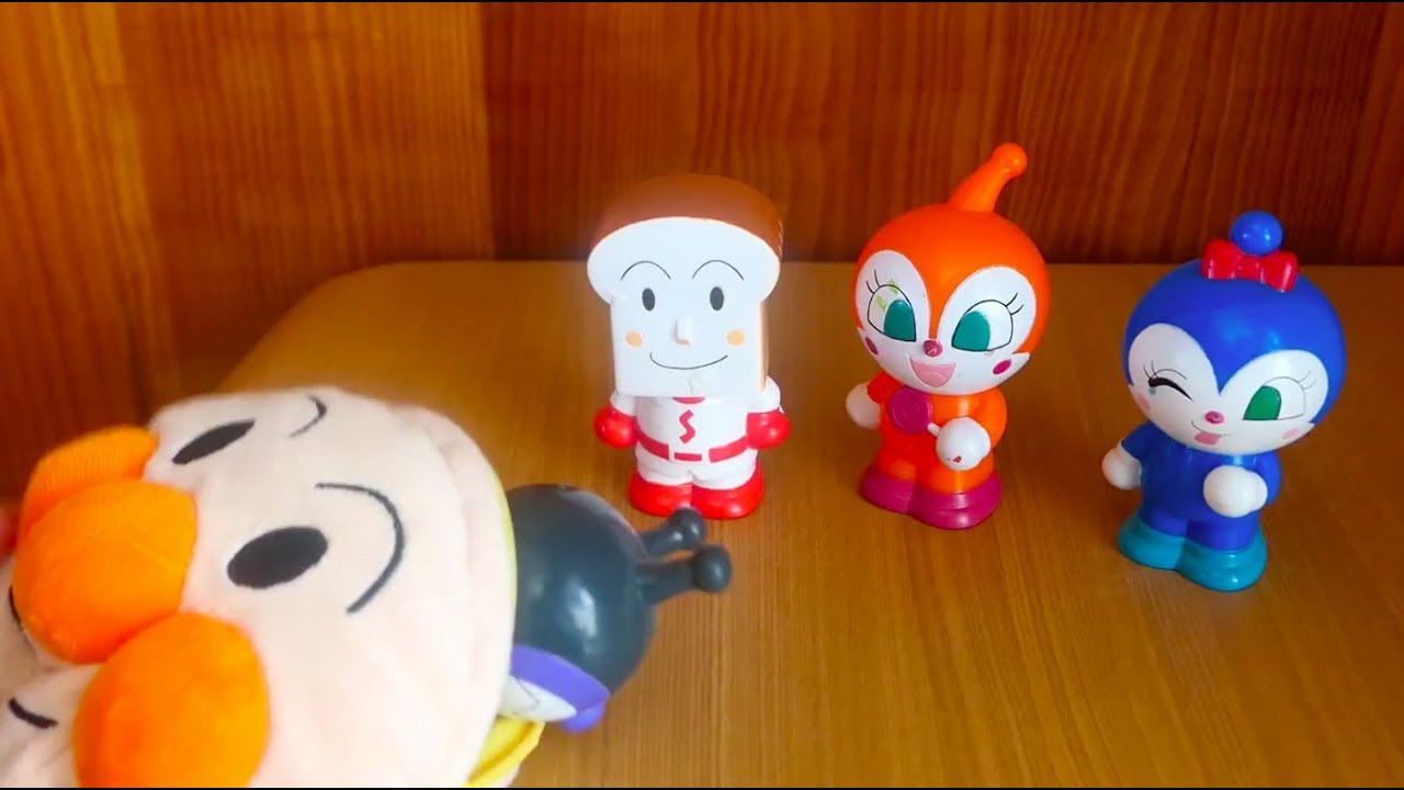 アンパンマンバッグがパクパクたべちゃうぞ！なにがでてくるかな？