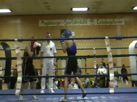 www.taurus-boxclub.de Dezember 2008 Bodestraße  Alex Miller vs Benny Bakji Runde 3