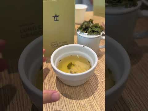 Aprendendo a preparar minha própria xícara de chá premium Lung Ching Dragonwell no The Coffee Bean and Tea Leaf.