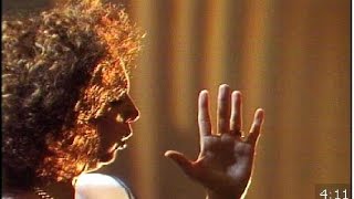 Susana Rinaldi interpreta el tango "El corazón al sur" (1989).