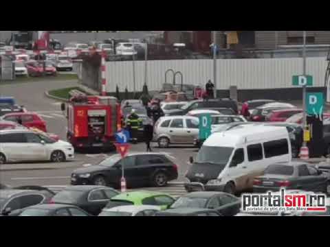 Masina a luat foc în spalatoria mall-ului din Satu Mare