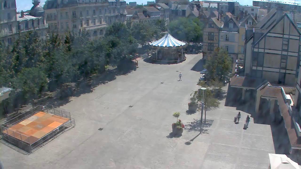 Live webcam view of Historic Town Square & Carousel
