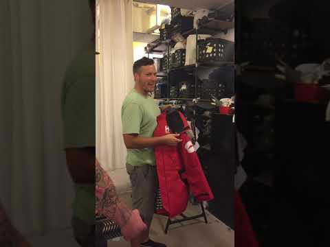 Parka da Pizza Hut feita com material de bolsa de entrega | Fabricante de roupas | Design de moda
